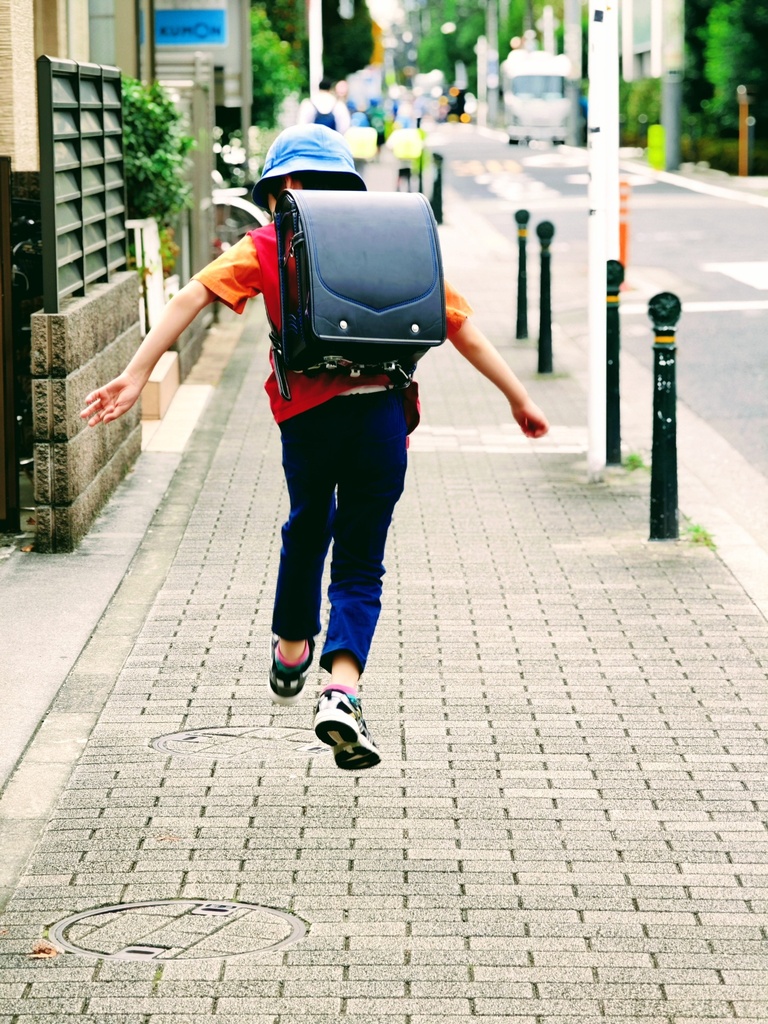 Après l'école, la liberté ou Le bond d'un petit bob bleu * Tokyo, Japon (e-photo)